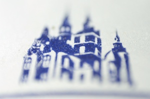 Castle Castle picture on a tin. 28mm reversed, f2.8, 1/25s.